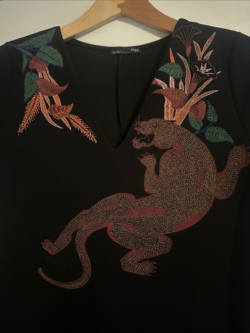 Black Short-Sleeve Shift Dress with Embroidered Floral and Panther Motif - Picture 3 of 5